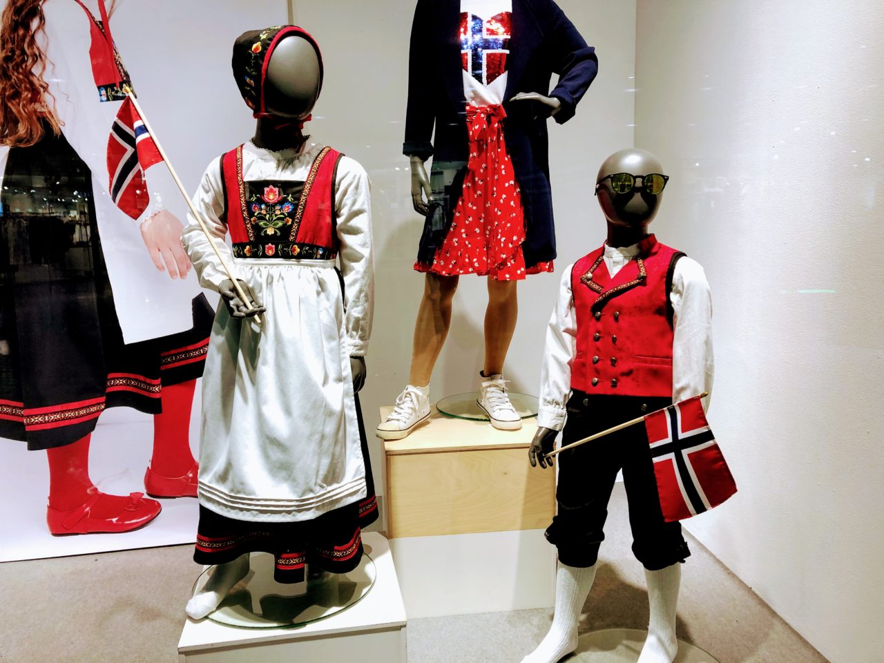 ノルウェーの民族衣装 ブーナッド 娘のブーナッド探し編 もかのノルウェー生活ブログ